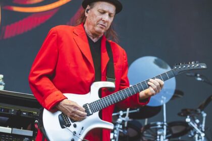 Beat de Adrian Belew anuncia turnê de 40 datas em 2026 com Terry Bozzio