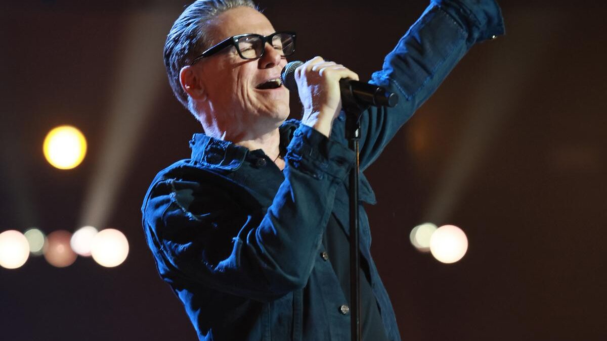 Bryan Adams estende turnê ‘Roll With the Punches’ até 2027 e anuncia novo álbum