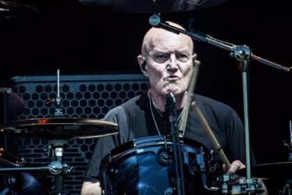 Chris Slade anuncia aposentadoria da bateria aos 79 anos