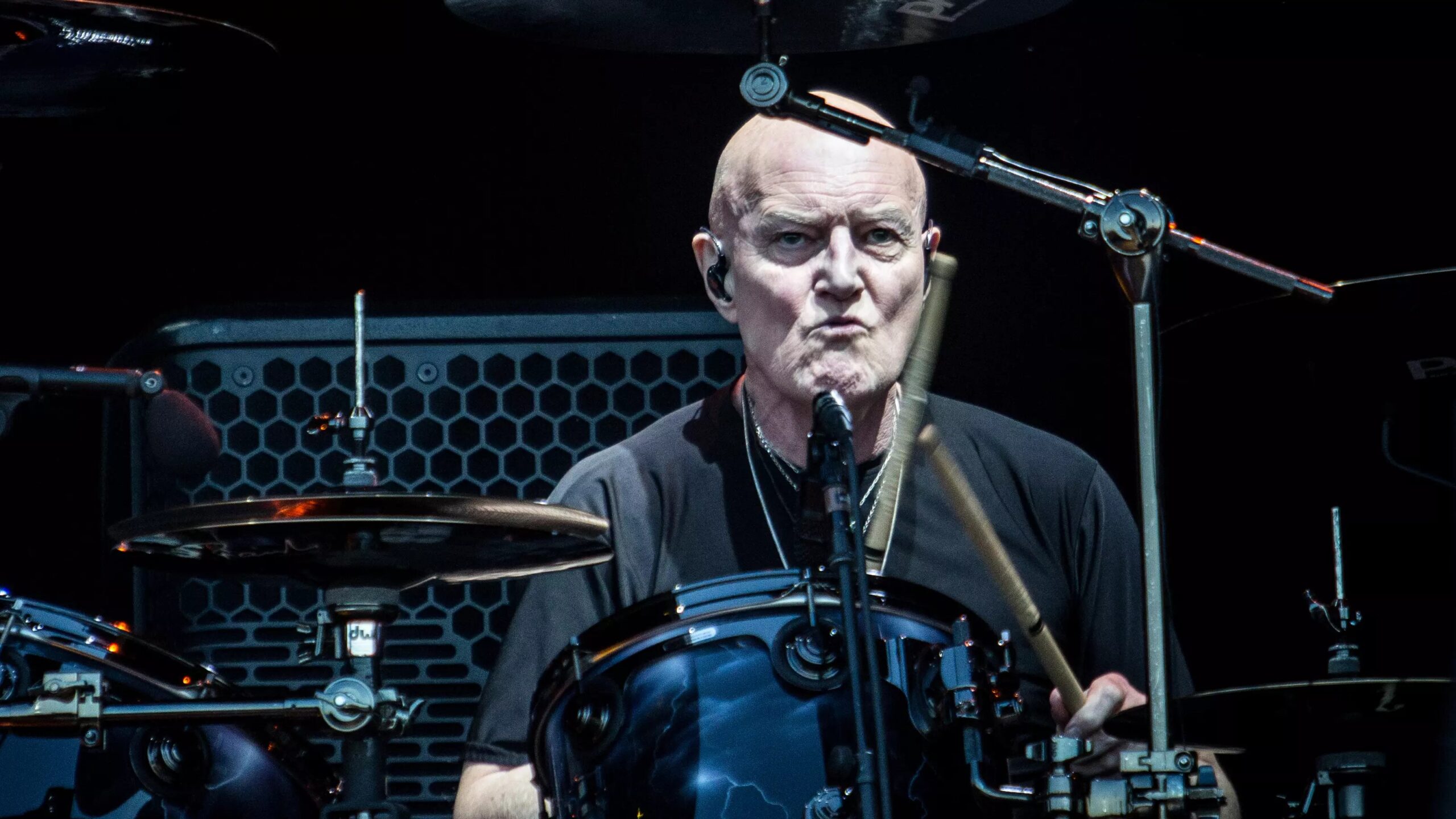 Chris Slade anuncia aposentadoria da bateria aos 79 anos