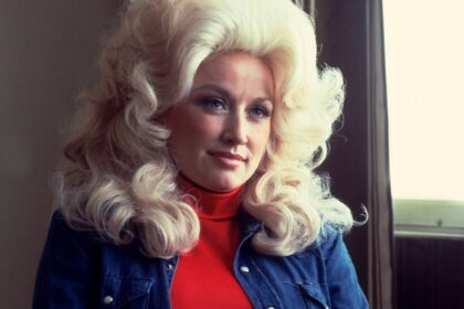 Trump ordena bandeiras a meio mastro em homenagem a Dolly Parton