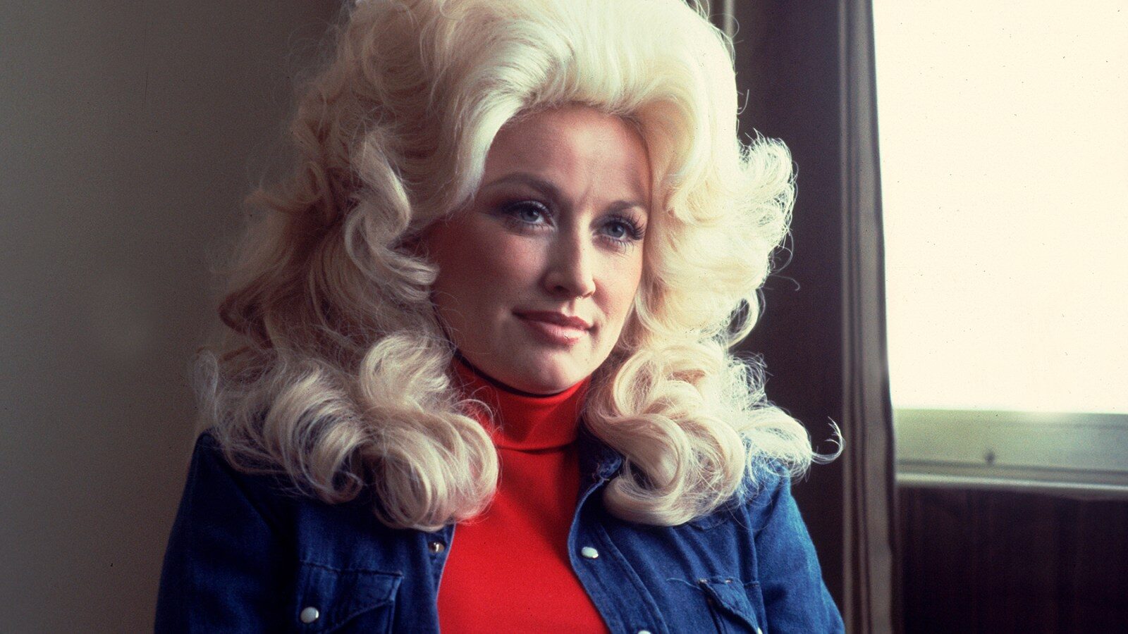 Trump ordena bandeiras a meio mastro em homenagem a Dolly Parton