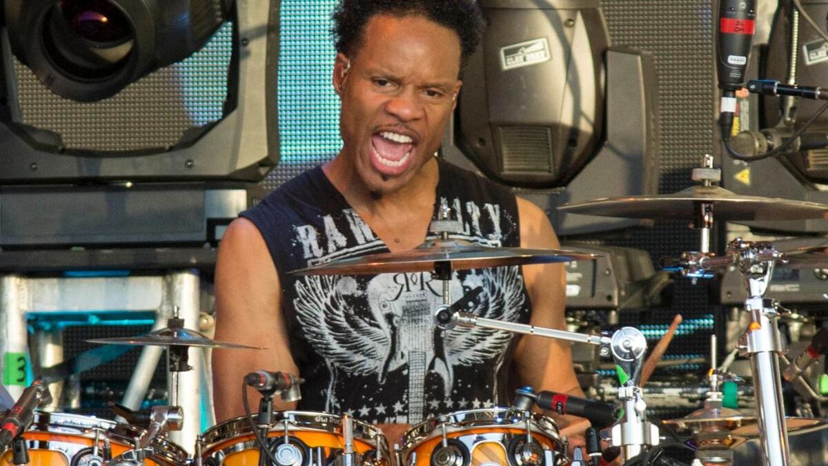 Baterista John Paris, do Earth, Wind & Fire, segue em coma induzido