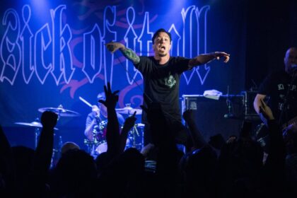 Fiddlehead e Walter Schreifels fazem tributo a Lou Koller com cover de Sick Of It All