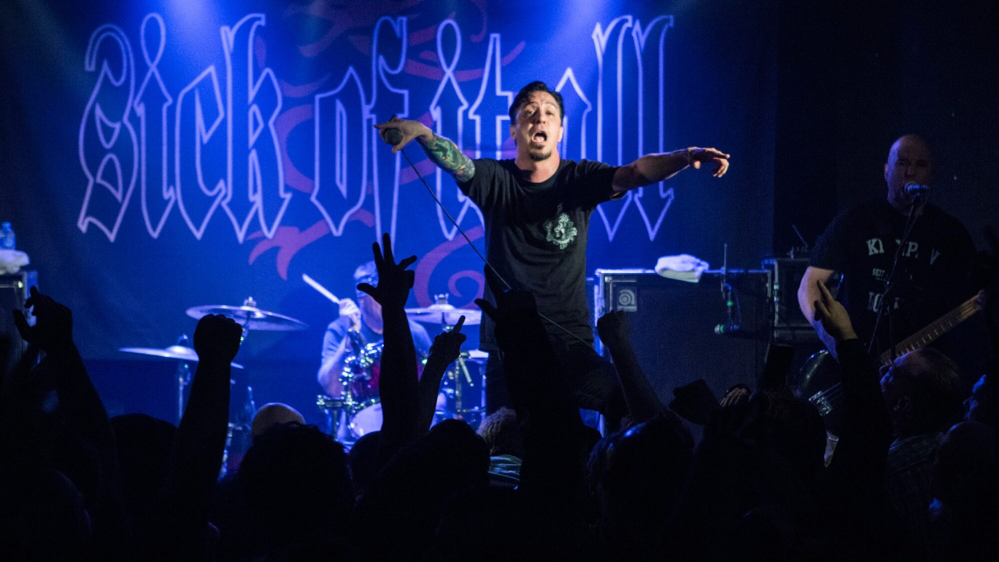 Fiddlehead e Walter Schreifels fazem tributo a Lou Koller com cover de Sick Of It All