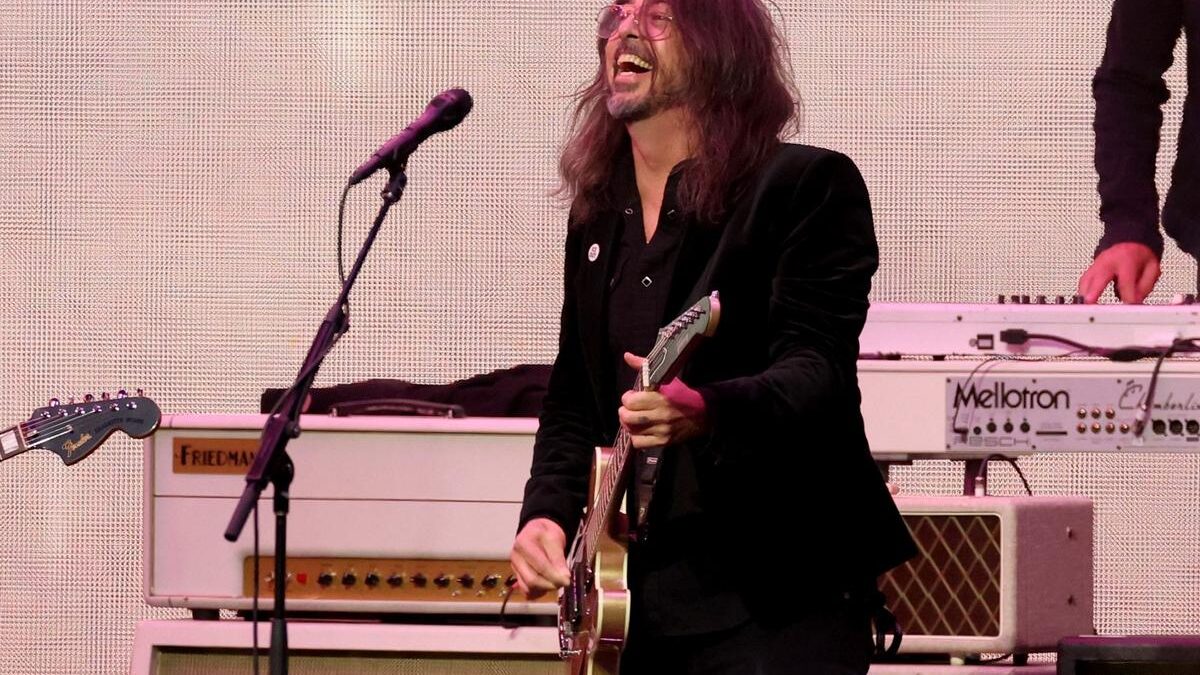 Foo Fighters e Queens of the Stone Age iniciam turnê de verão com shows em Toronto