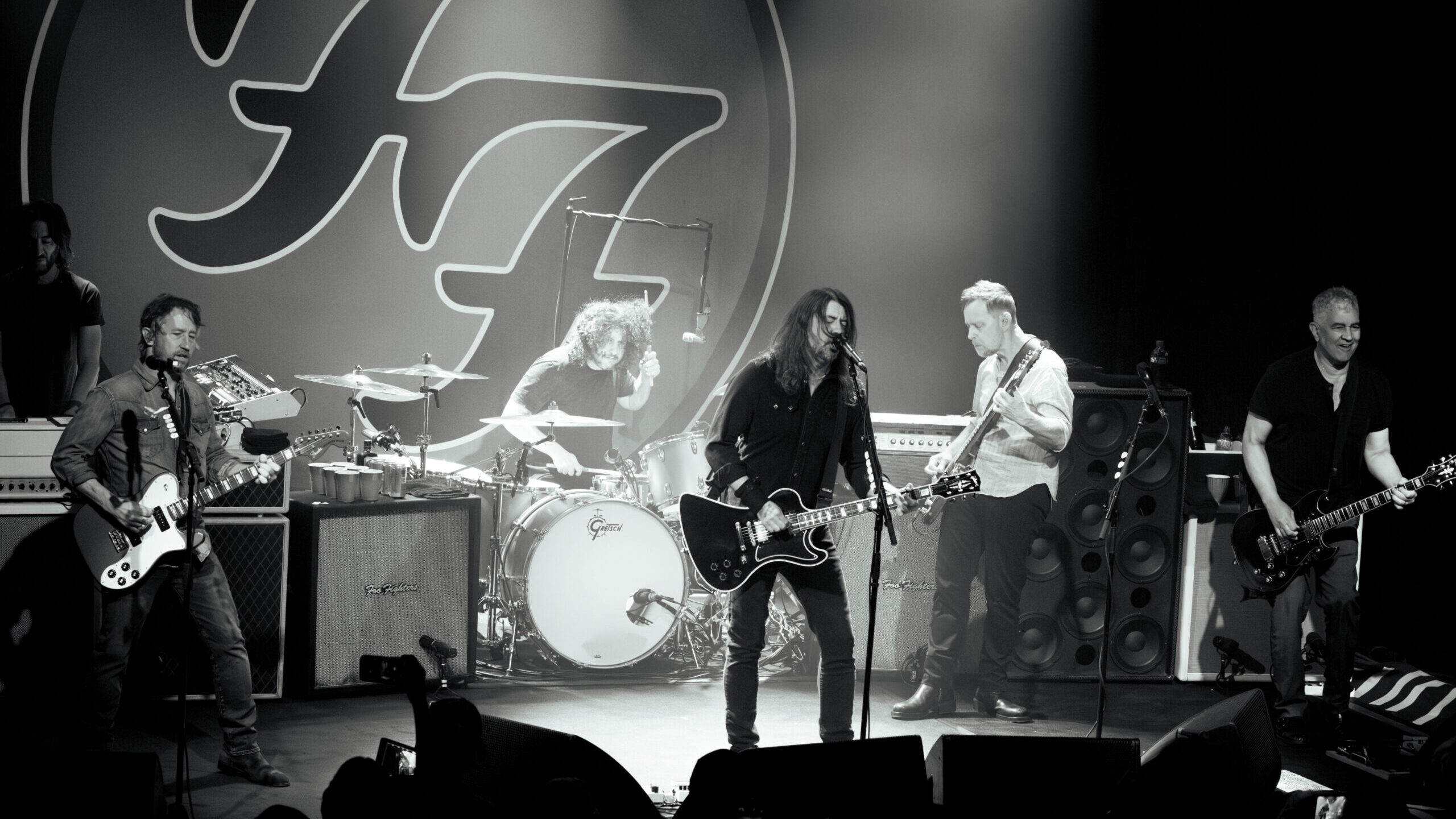 Foo Fighters surpreendem fãs com raridades em show no Hollywood Bowl