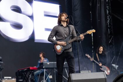 Geese homenageia Dolly Parton e toca “Disco” ao vivo em shows de Glasgow