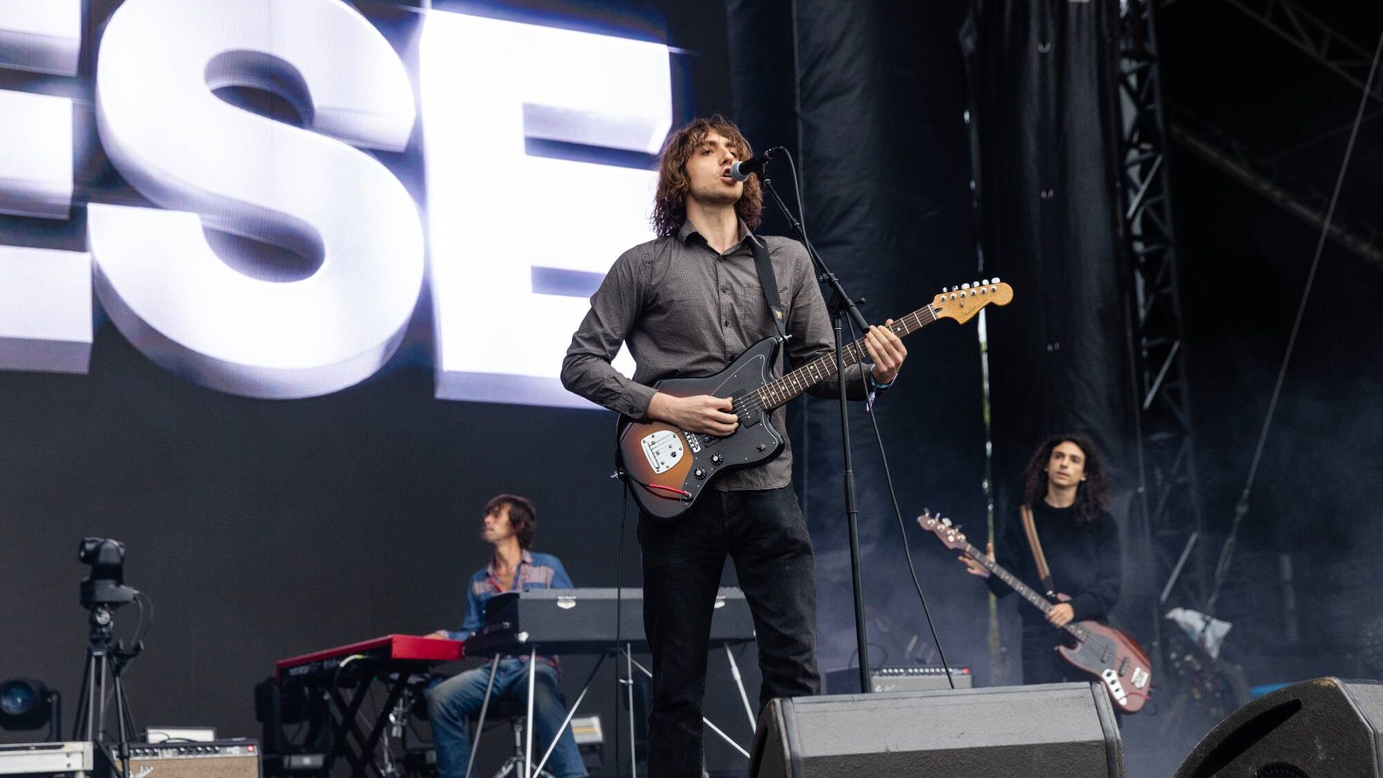 Geese homenageia Dolly Parton e toca “Disco” ao vivo em shows de Glasgow