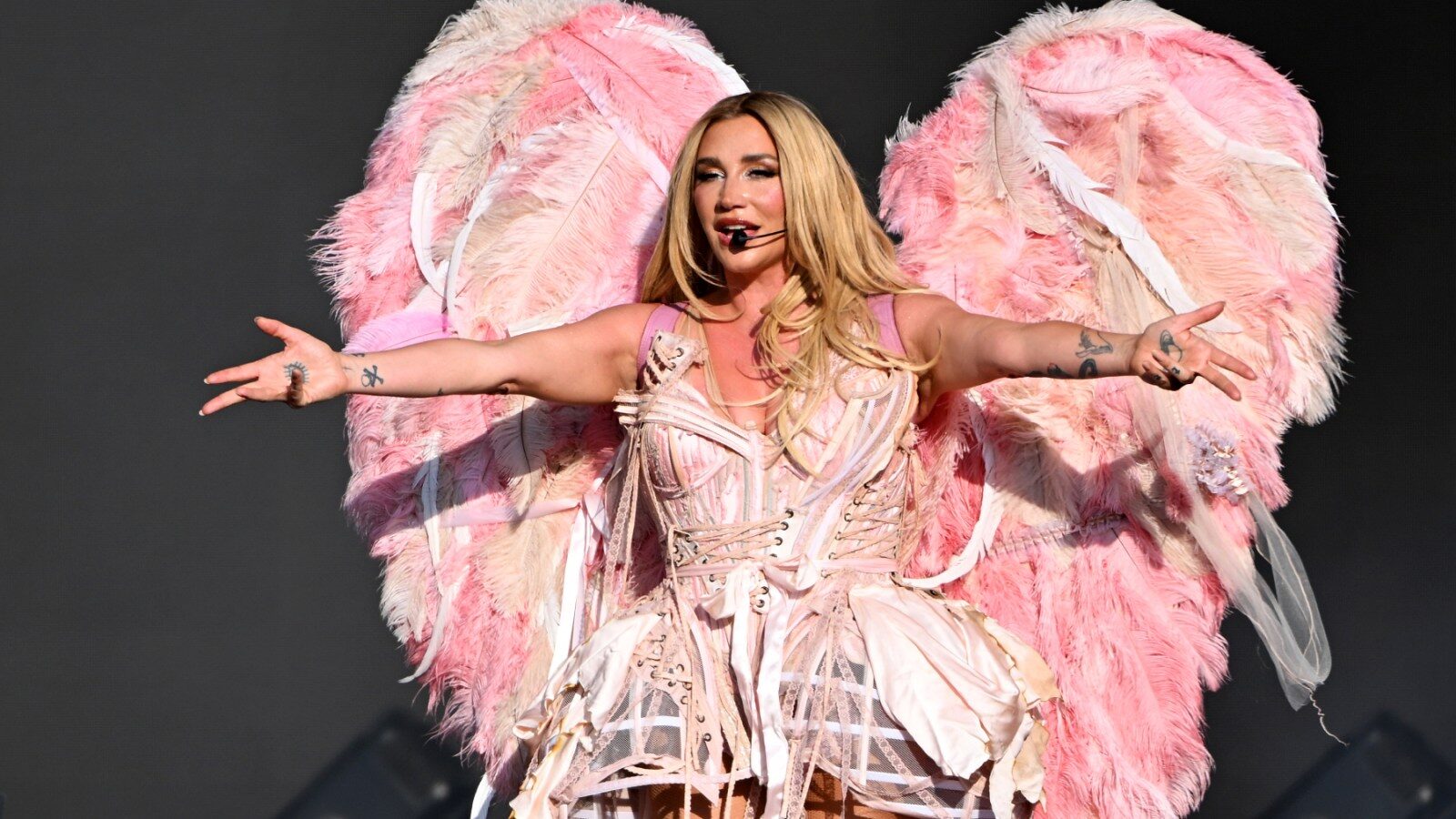 Kesha homenageia Dolly Parton com cover de ‘Old Flames (Can’t Hold a Candle to You)’