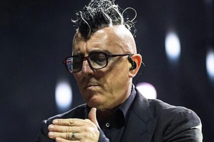 Maynard James Keenan passa por cirurgia de substituição de quadril