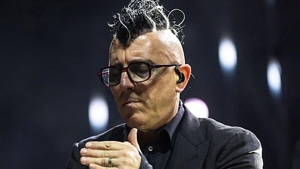 Maynard James Keenan passa por cirurgia de substituição de quadril