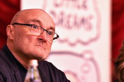 Phil Collins revela que quase morreu em 2024 devido a problemas com álcool