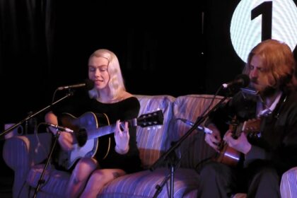 Phoebe Bridgers faz cover de “Lithium” do Nirvana para a BBC Radio 1