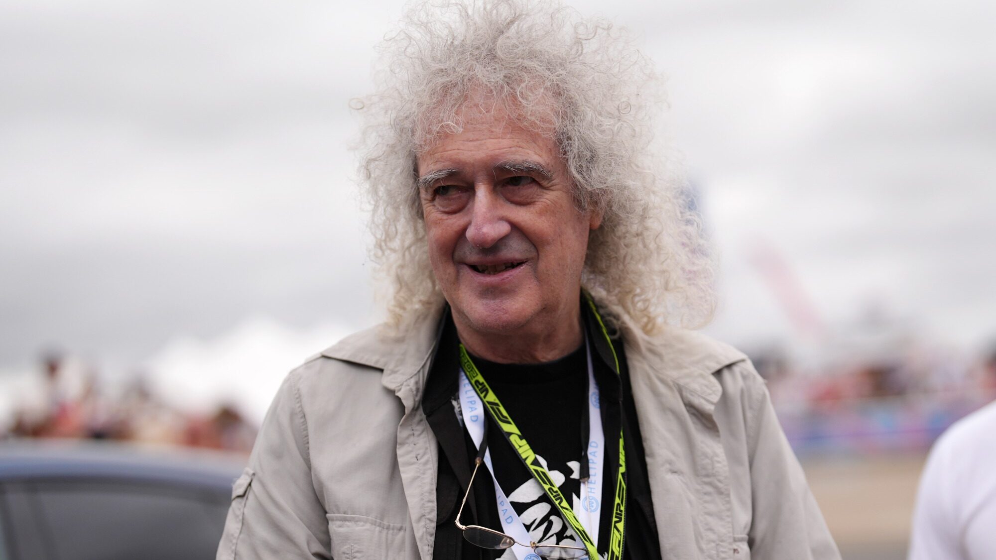 Brian May critica IA após recriação falha de capa de álbum do Queen