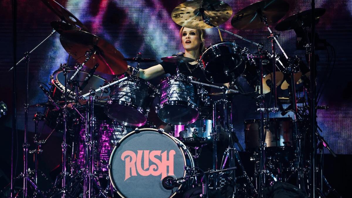 Viúva de Neil peart acalmou os nervos da nova baterista do Rush, Anika nilles