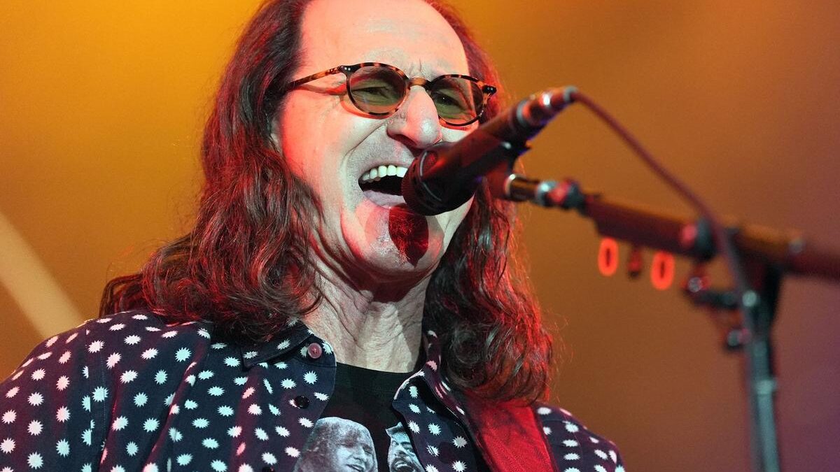 Geddy Lee revela por que não sorriu por um ano e meio antes da turnê do Rush