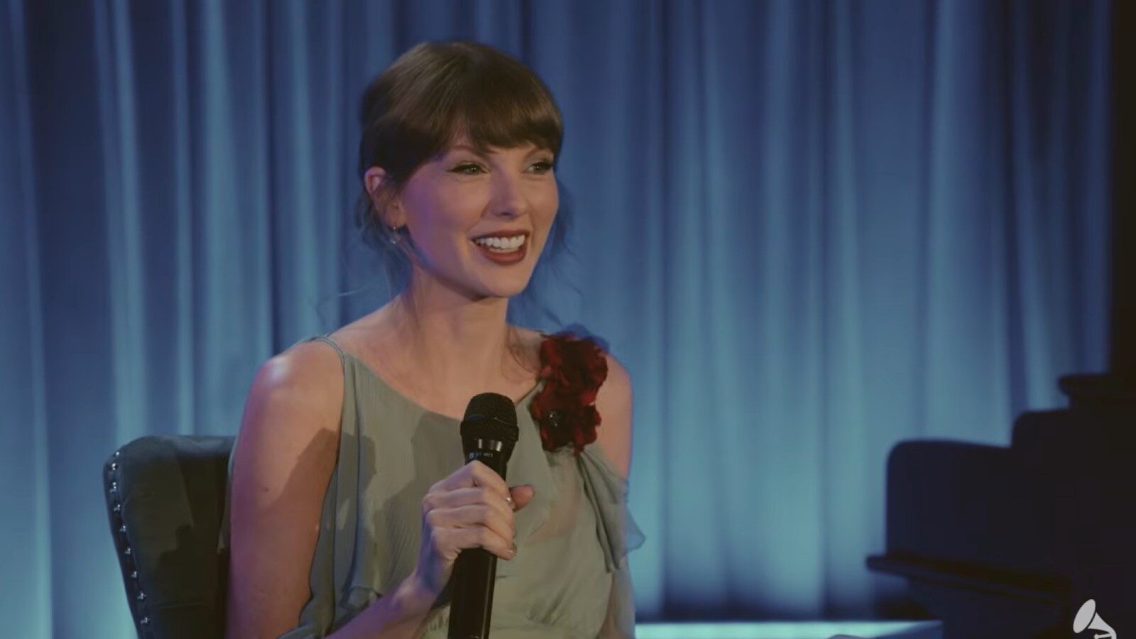 Taylor Swift reflete sobre suas raízes country e o álbum de estreia em entrevista