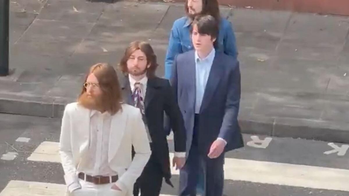 Estrelas dos filmes dos Beatles são vistas recriando a famosa travessia da “Abbey Road”
