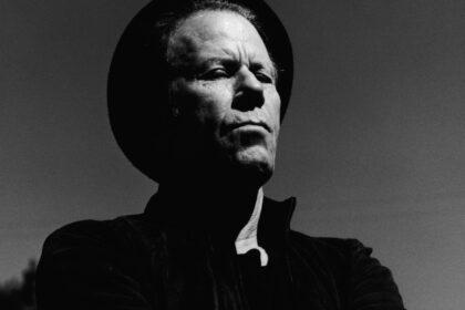 Tom Waits lança a versão completa de “The fly”, lado B de parceria com Massive Attack