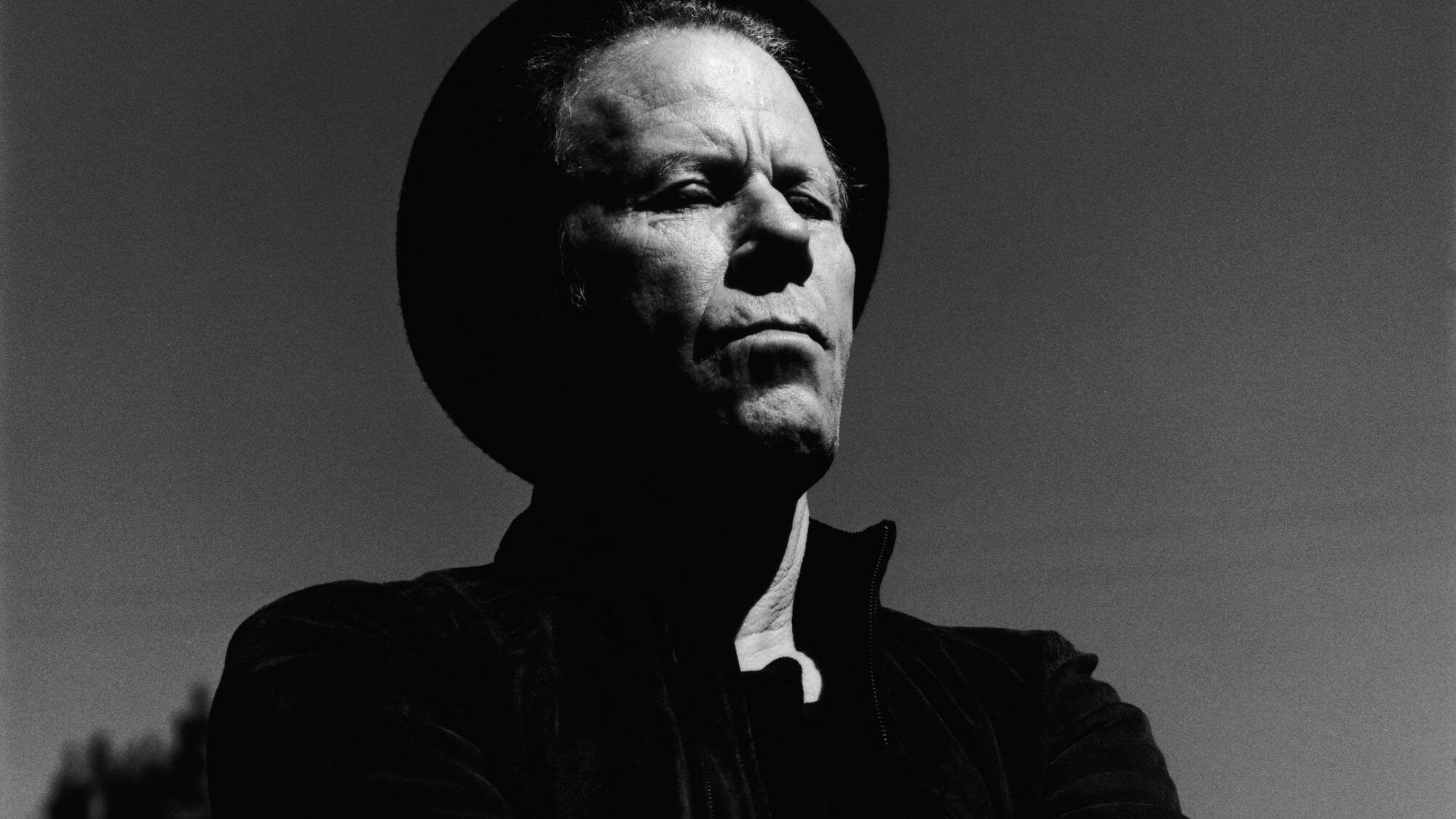 Tom Waits lança a versão completa de “The Fly”, lado B de parceria com Massive Attack