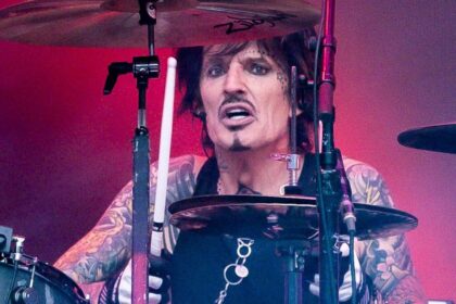Tommy Lee rebate críticos: “Não tenho uma opinião ou uma voz?”