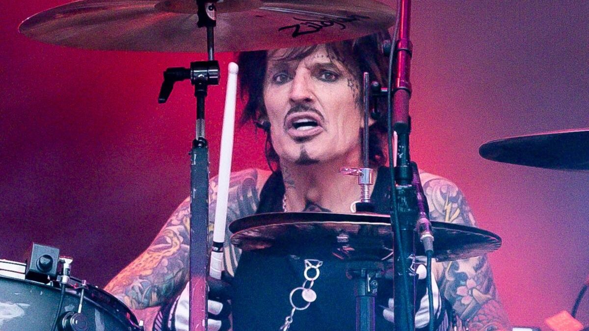 Tommy Lee rebate críticos: “Não tenho uma opinião ou uma voz?”