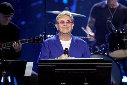 Turnstile lança “Never enough: versions” com participação de Elton John e outros artistas