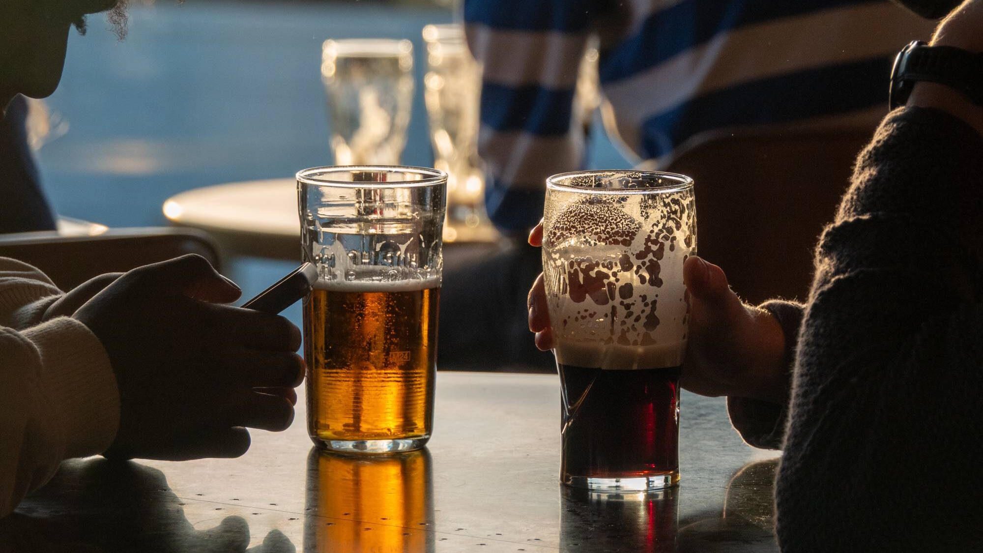 Wetherspoons proíbe música alta e chamadas em viva-voz em seus pubs