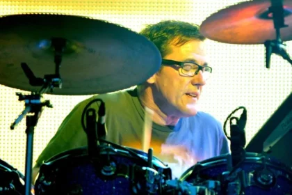 Stephen Morris não sabe se voltará ao New Order devido a doença “bastante séria”