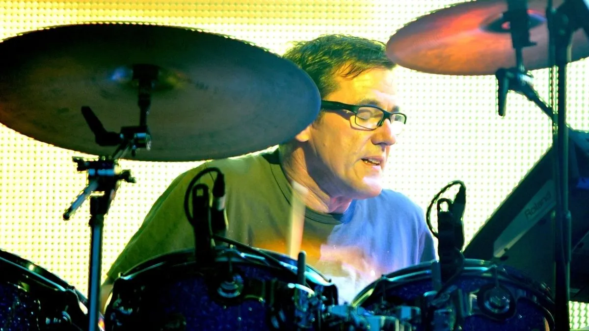 Stephen Morris não sabe se voltará ao New Order devido a doença “bastante séria”