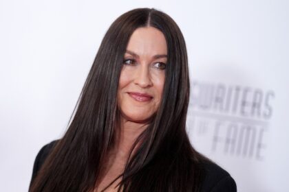 Alanis Morissette processa ex-empresária por suposta extorsão e ameaças com drogas em aeroporto