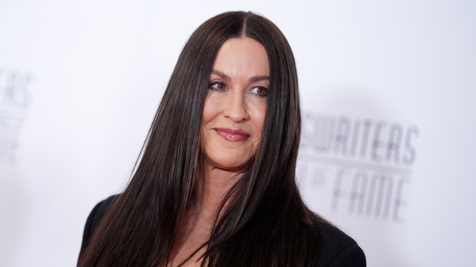 Alanis Morissette processa ex-empresária por suposta extorsão e ameaças com drogas em aeroporto