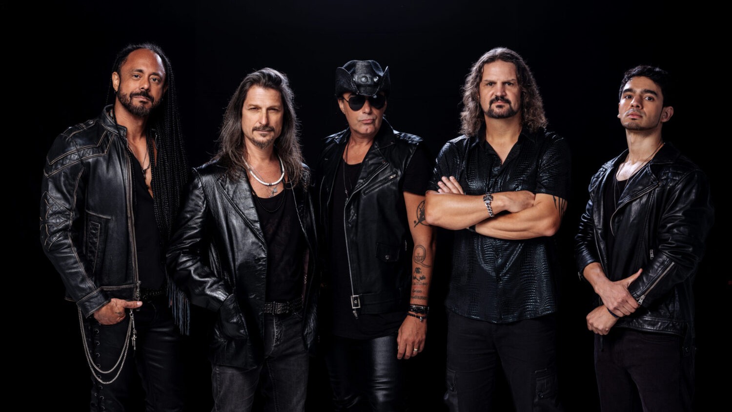 Em Paris, Angra celebra 30 anos de “Holy Land” com participação de Kiko Loureiro
