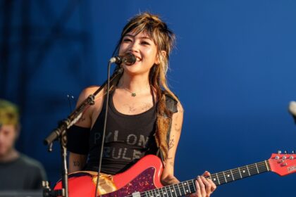 Beabadoobee lança “Pylon”, seu quarto álbum, com som de guitarra agressivo