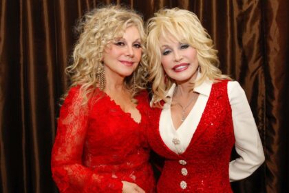 Irmã de Dolly Parton critica uso de IA e posts sarcásticos após morte da cantora