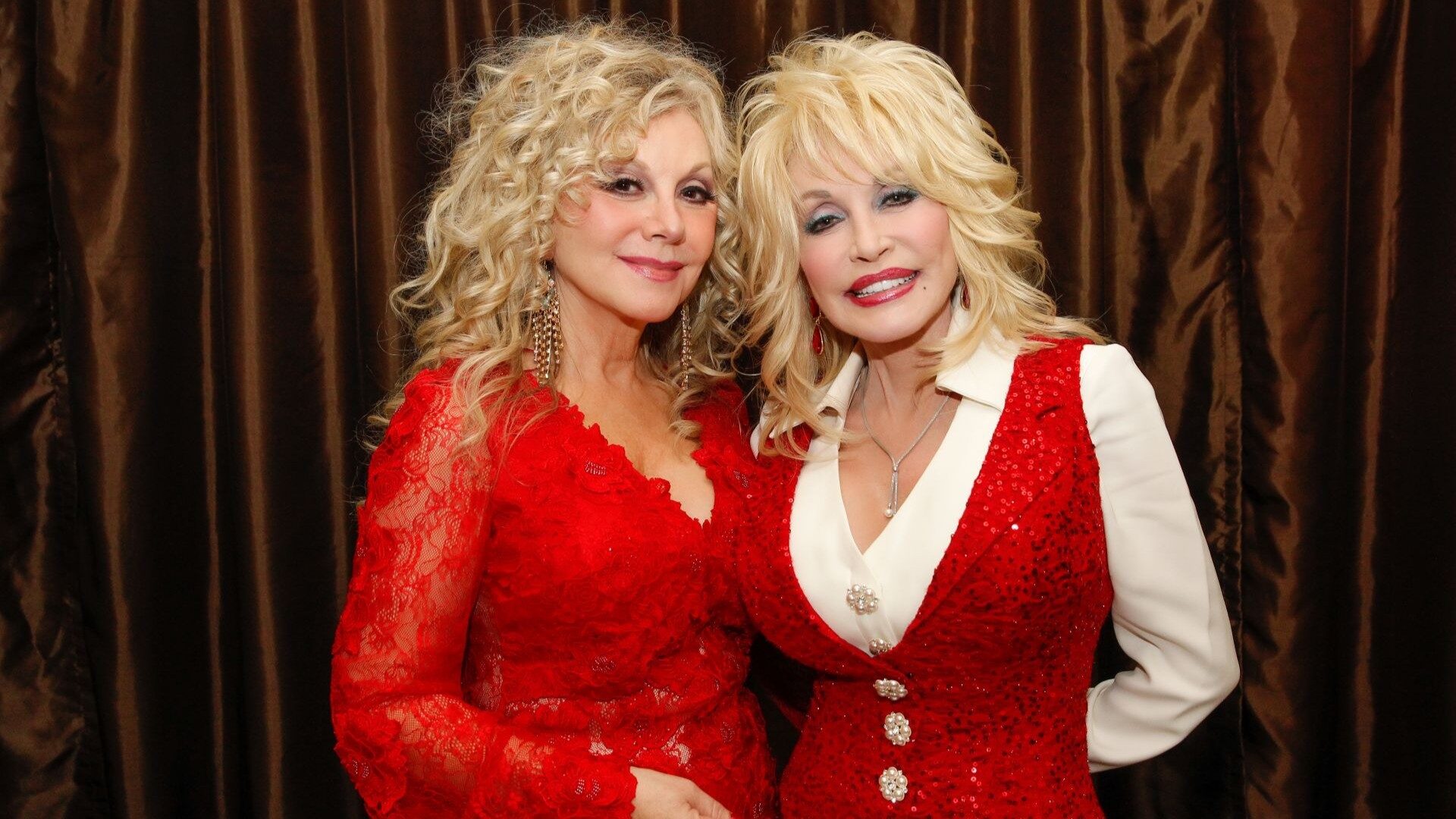 Irmã de Dolly Parton critica uso de IA e posts sarcásticos após morte da cantora