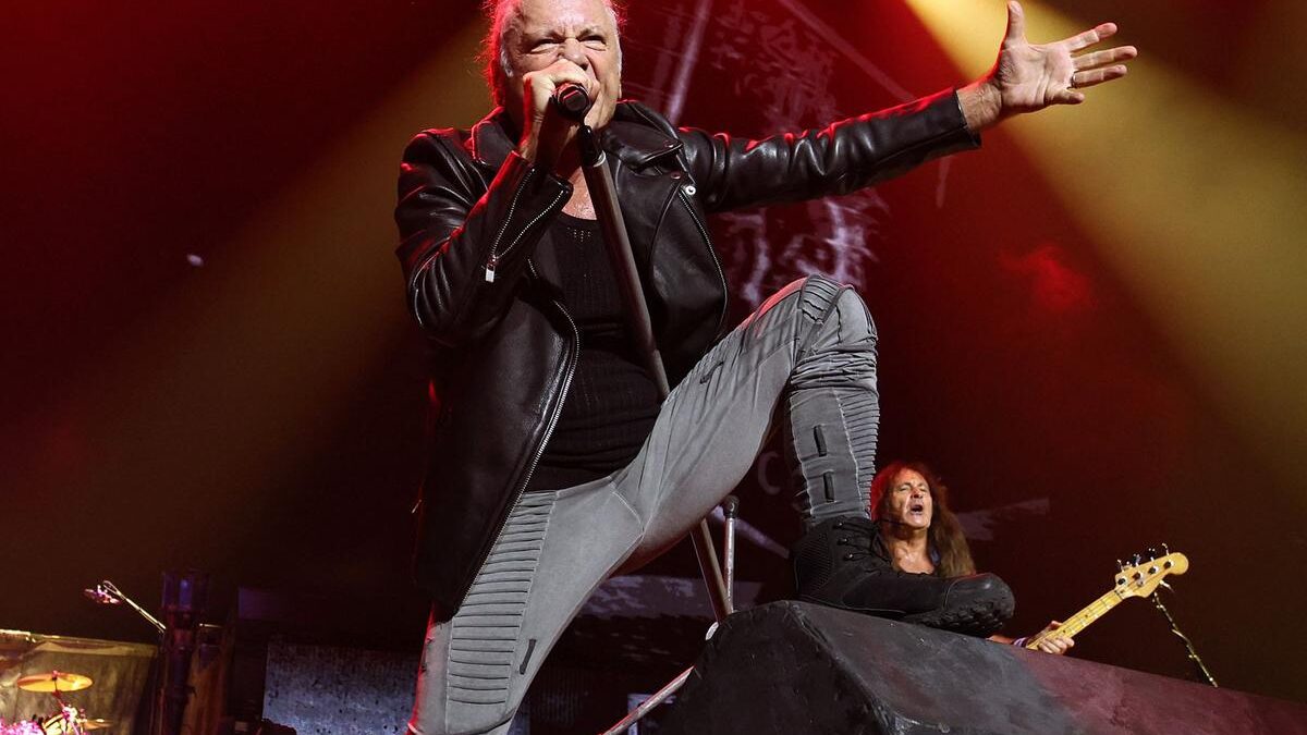 Iron Maiden anuncia turnê mundial até 2026 e pausa em 2027; Bruce Dickinson revela álbum solo