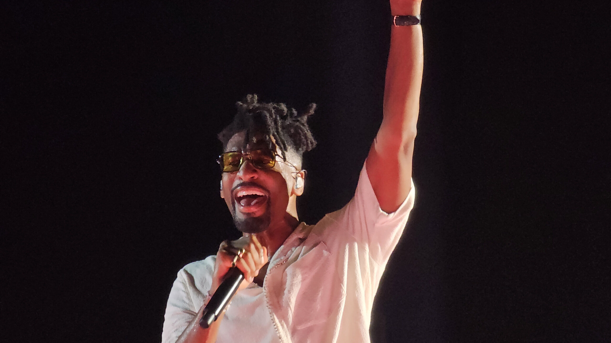 Jon Batiste, atração do Rock in Rio, faz prévia de show com “Mais Que Nada” em Curaçao