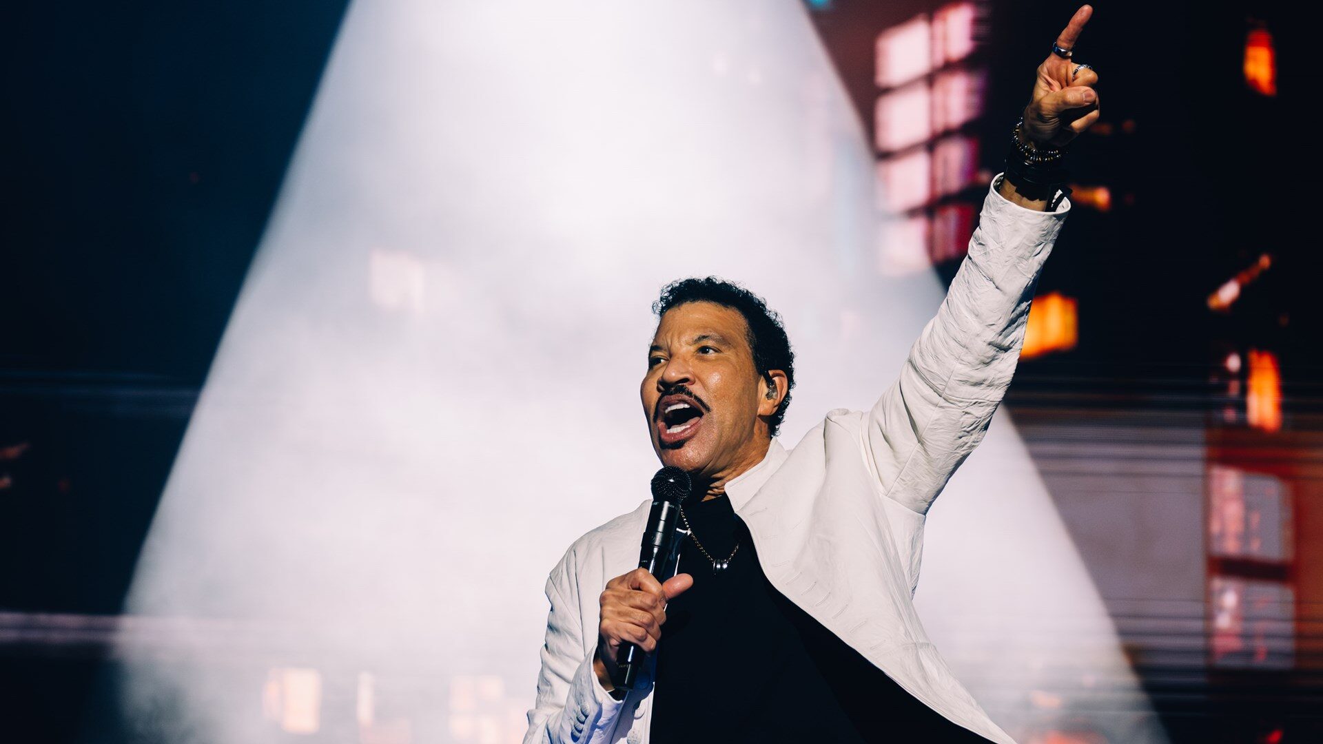 Lionel Richie cancela três shows após procedimento cardíaco
