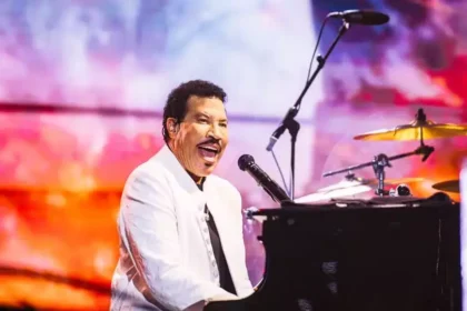Lionel Richie é internado em UTI nos EUA após passar mal durante show em St. Louis