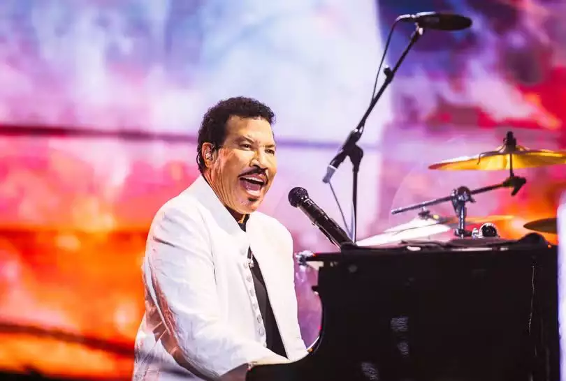Lionel Richie é internado em UTI nos EUA após passar mal durante show em St. Louis