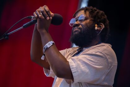 Michael Kiwanuka revela lesão cerebral grave após derrame e anuncia novo álbum