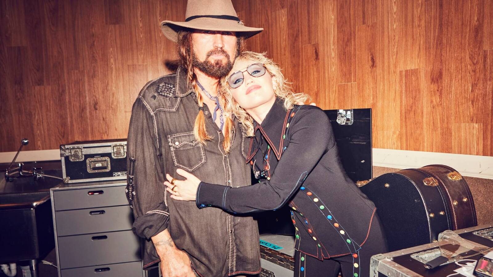 Billy Ray Cyrus comenta mudança de nome de Miley para novo álbum
