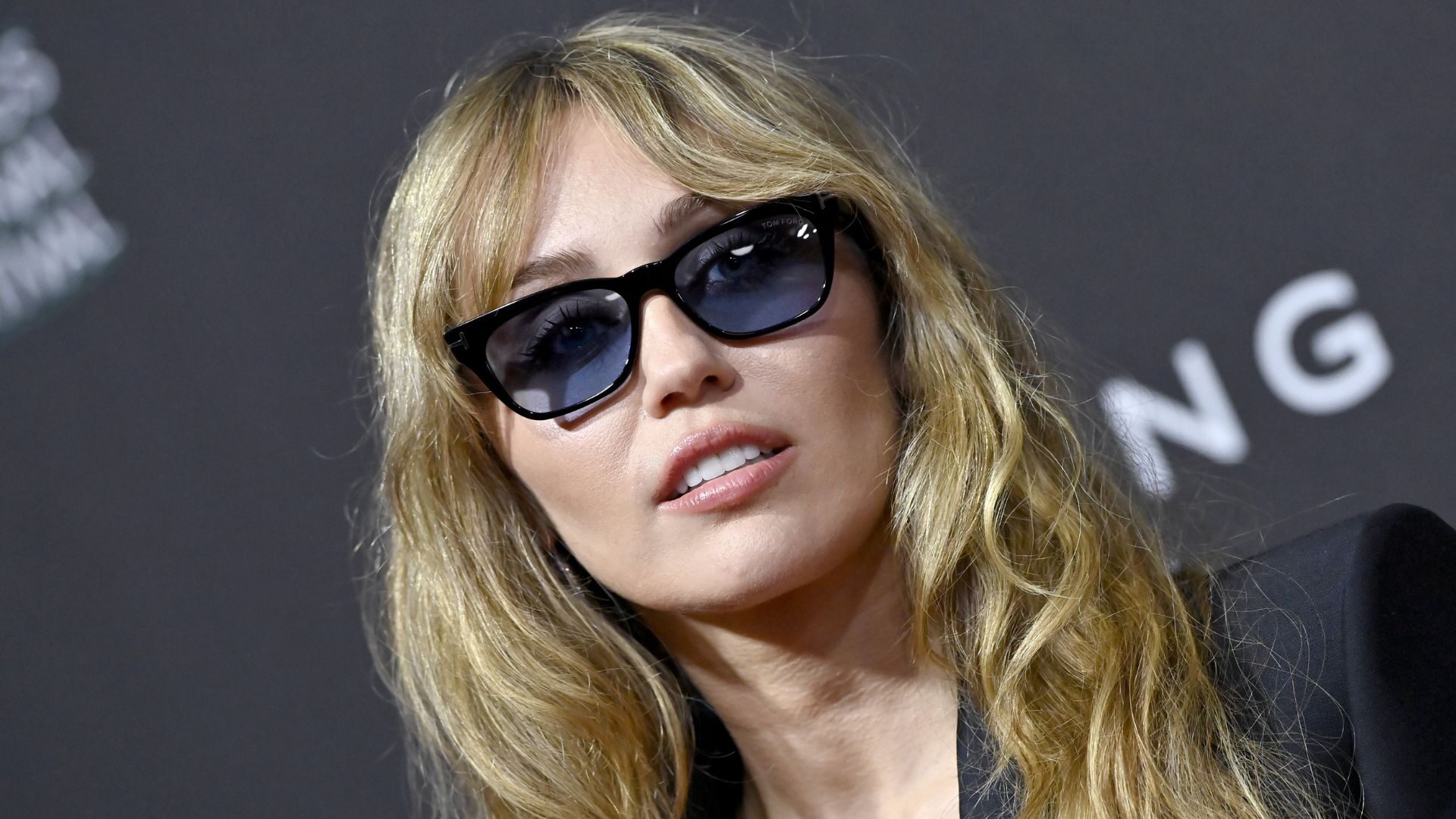 Miley Cyrus encontra novas motivações em “Bass Persuades”