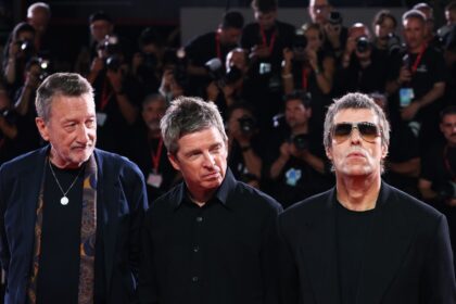 Steven Knight detalha “perdão e redenção” dos irmãos Gallagher em novo documentário do Oasis