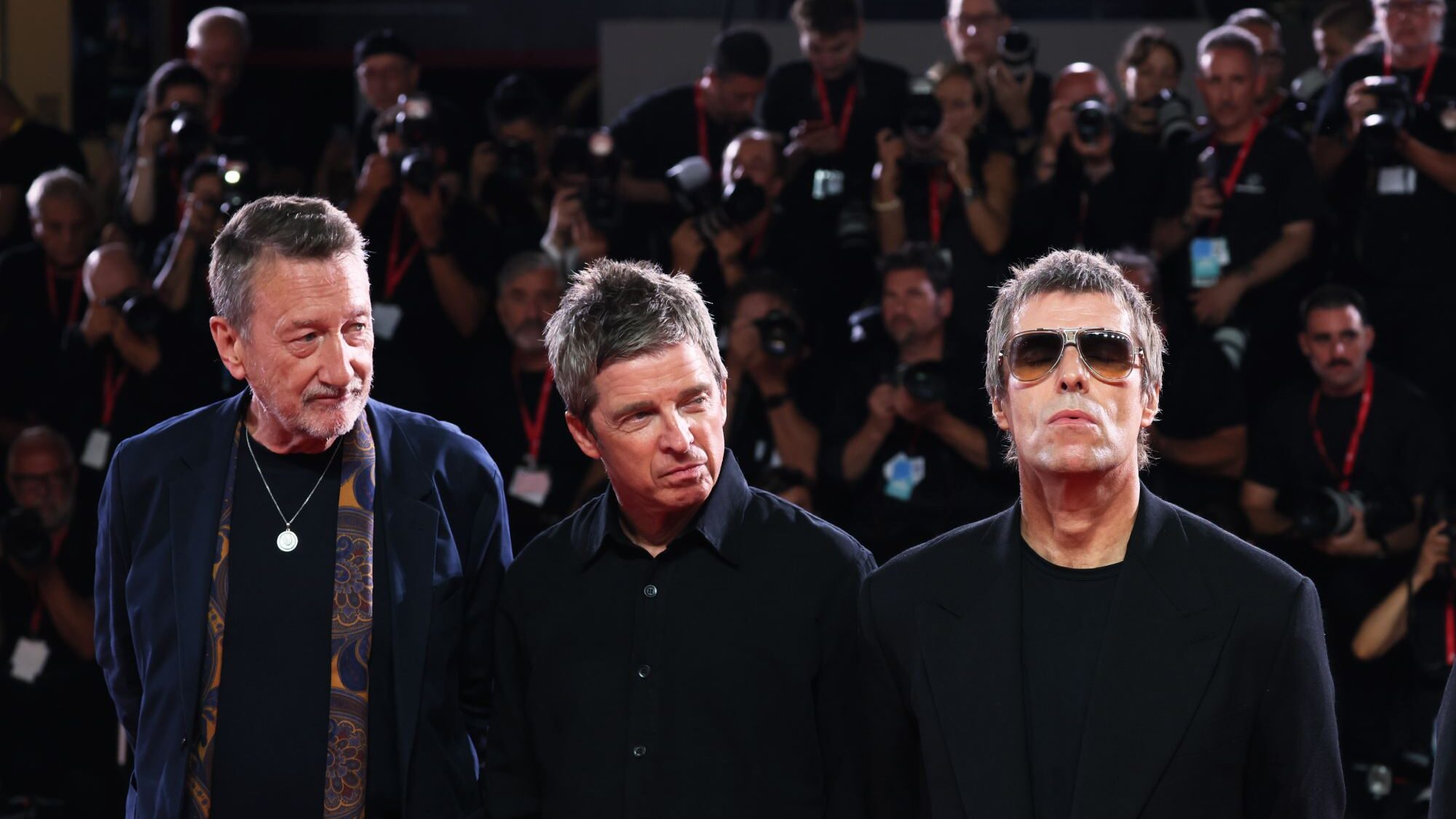 Steven Knight detalha “perdão e redenção” dos irmãos Gallagher em novo documentário do Oasis