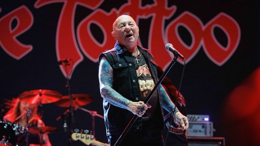 Angry Anderson, vocalista do Rose Tattoo, morre aos 79 anos