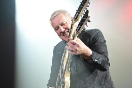 Alex Lifeson brinca que demitiu colegas de banda do Rush durante show