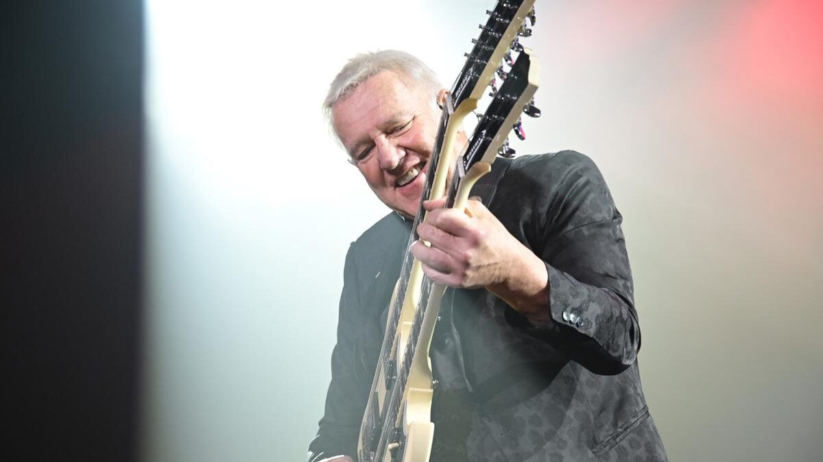 Alex Lifeson brinca que demitiu colegas de banda do Rush durante show